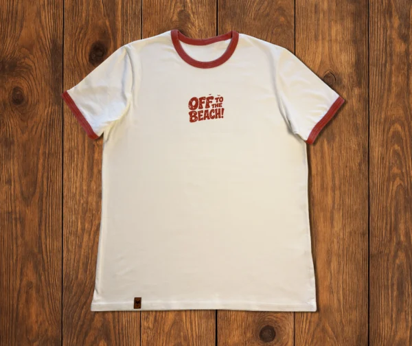 T-shirt blanc col rouge à plat