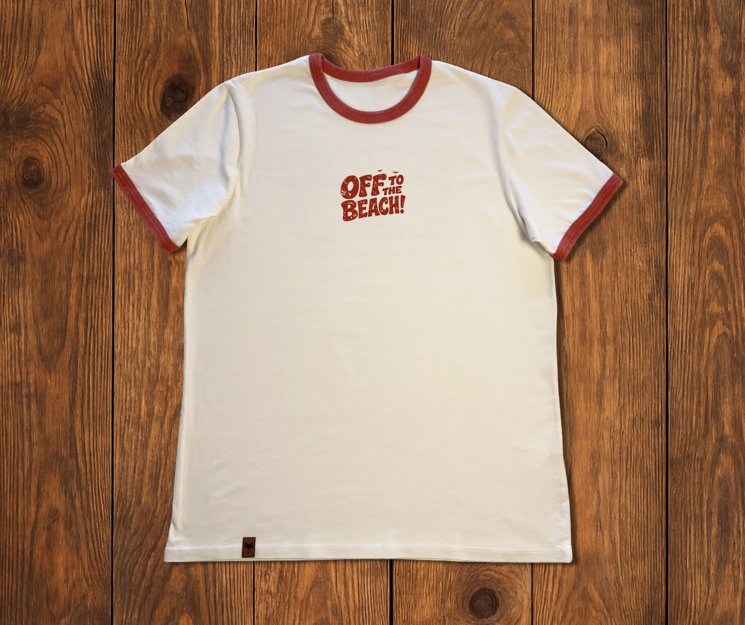 T-shirt blanc col rouge à plat