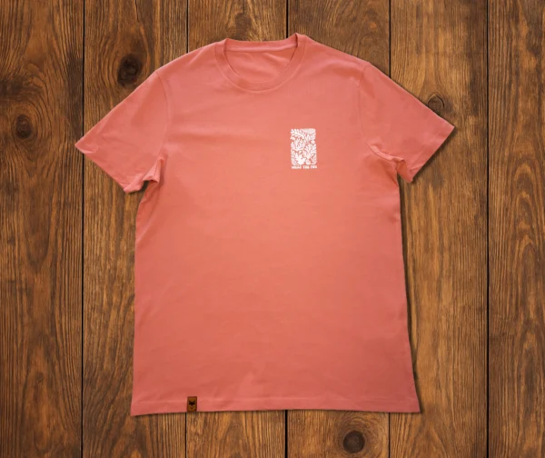 photo studio du t-shirt sur fond bois