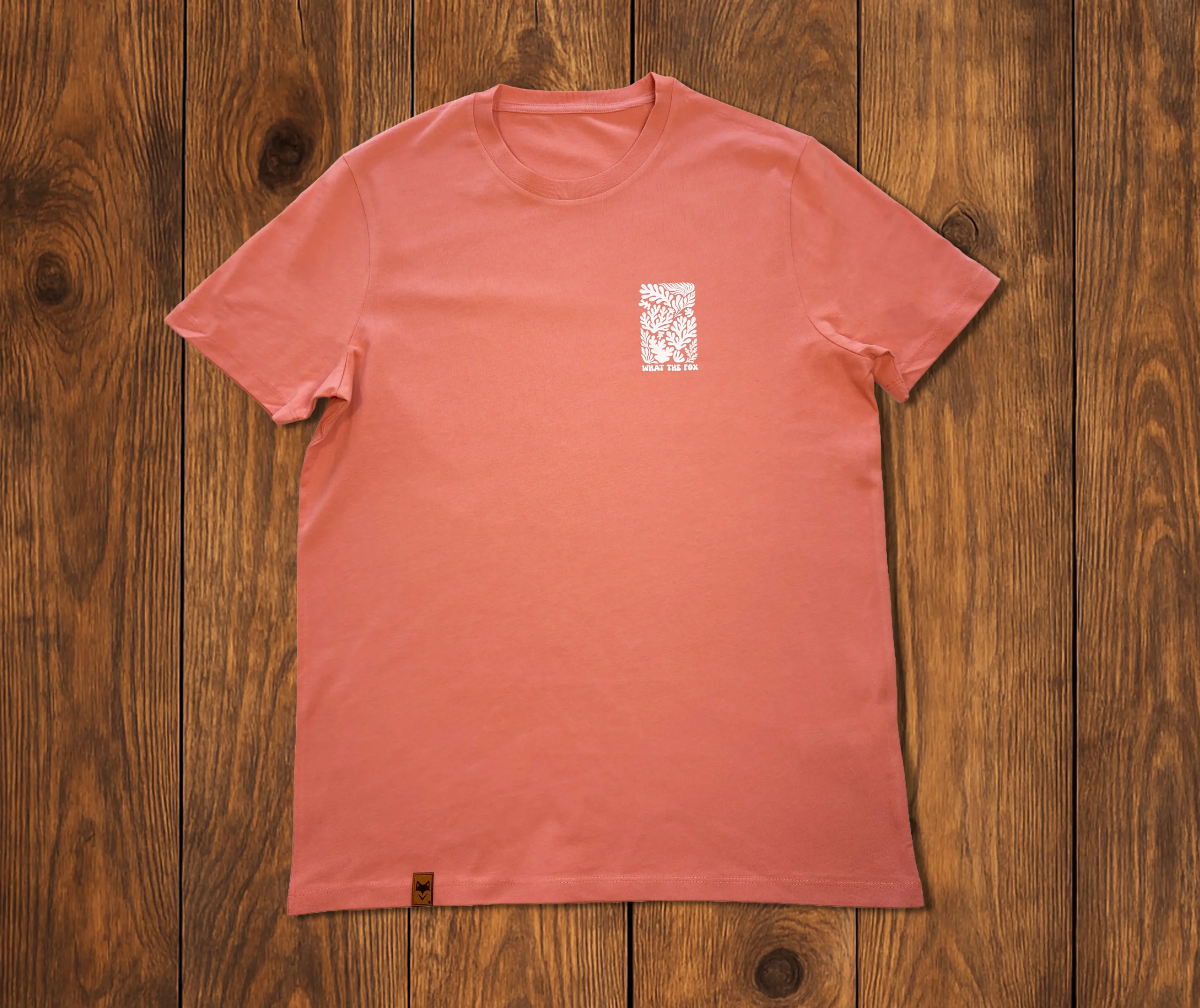 photo studio du t-shirt sur fond bois