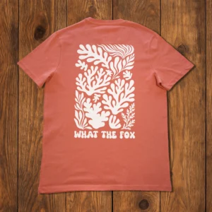 T-shirt corail van life imprimé blanc à plat fond bois