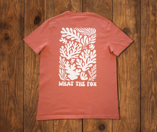 T-shirt corail van life imprimé blanc à plat fond bois