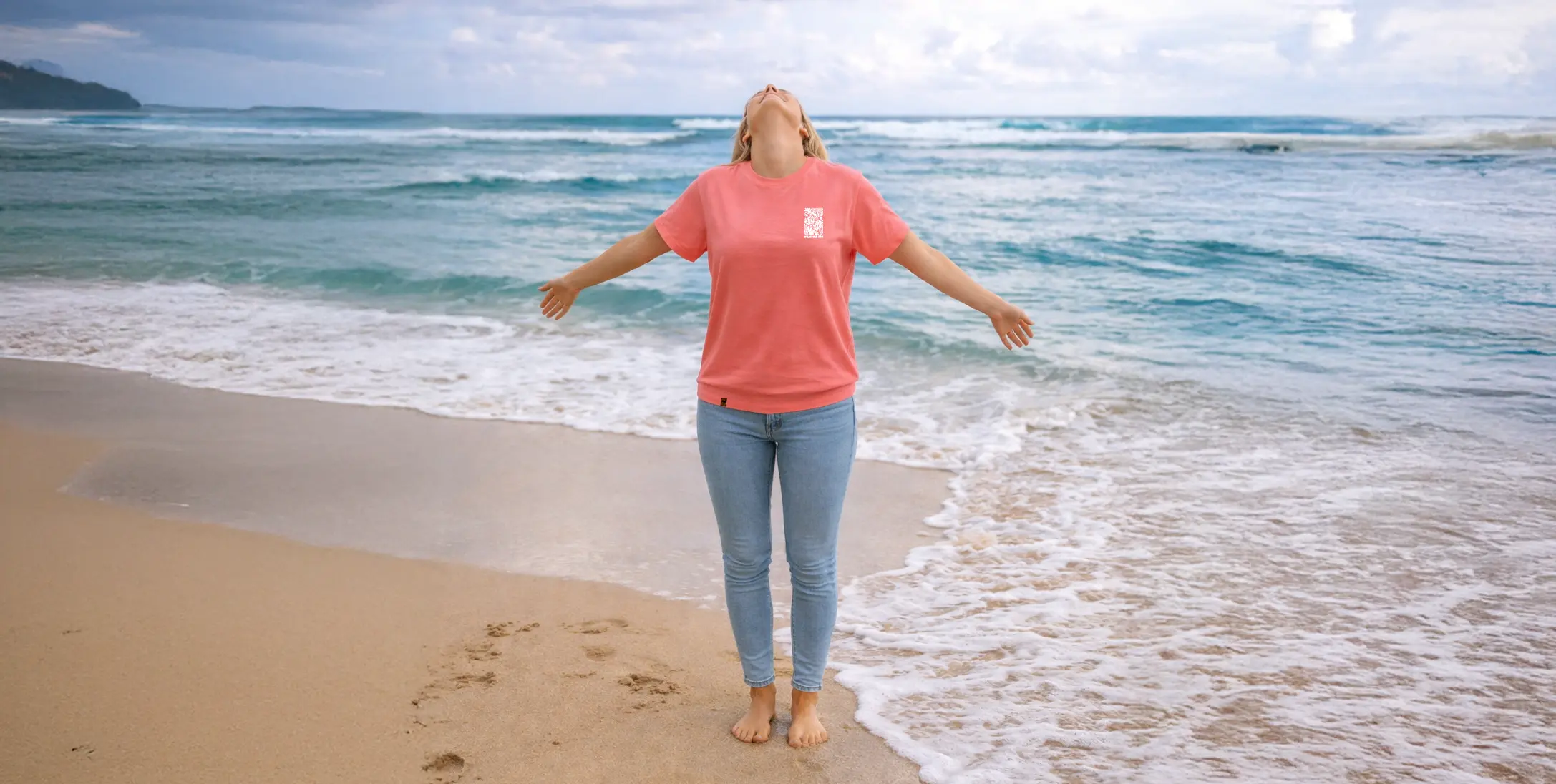 femme en bord de mer portant le tee shirt corail dans un esprit vanlife / surf