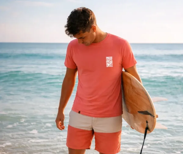 t-shirt porté par un homme qui fait du surf sur la cote basque lors d'un road trip