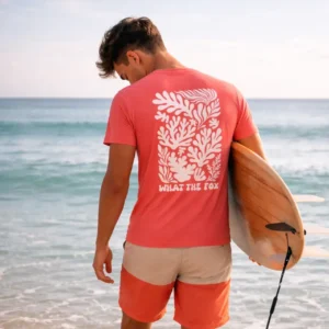 Homme t-shirt corail avec planche de surf bord de mer