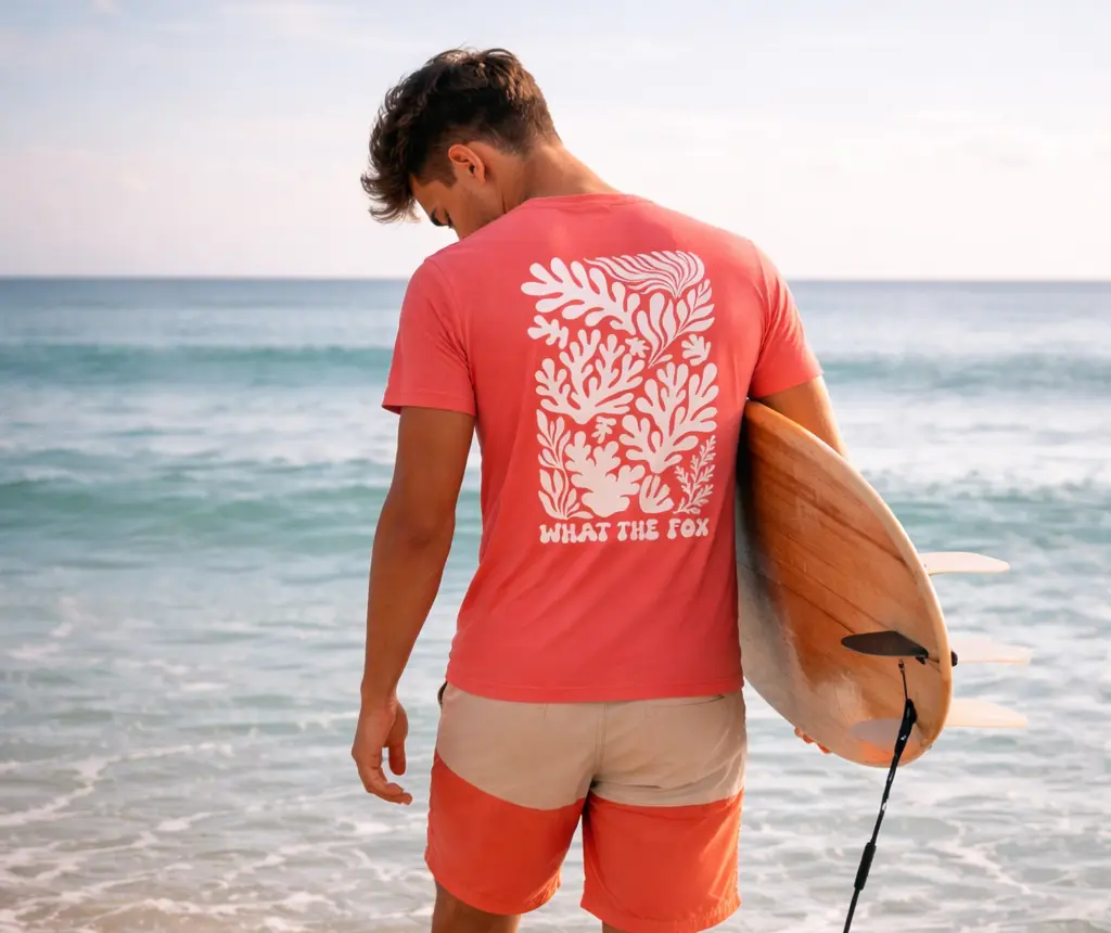 Homme t-shirt corail avec planche de surf bord de mer