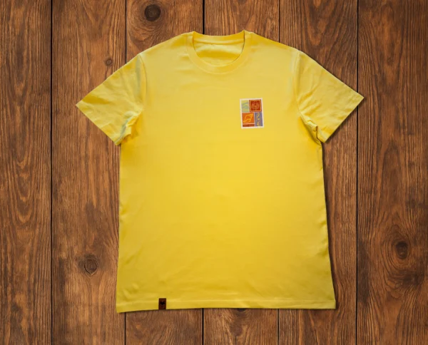 t-shirt de face en coton bio sur planche en bois pris en studio photo