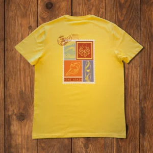 t-shirt de dos en coton bio sur planche en bois pris en studio photo