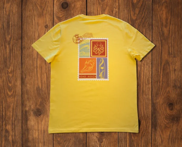 t-shirt de dos en coton bio sur planche en bois pris en studio photo