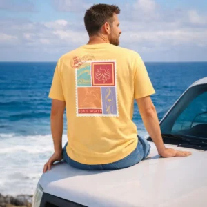 homme portant le tee shirt solaris de dos assis sur le capot de son van en bord de mer sur la cote d'azur