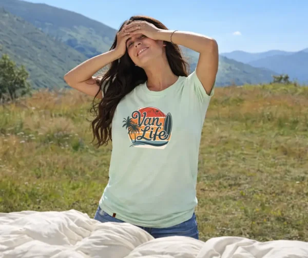 Femme en t-shirt van life avec logo rétro