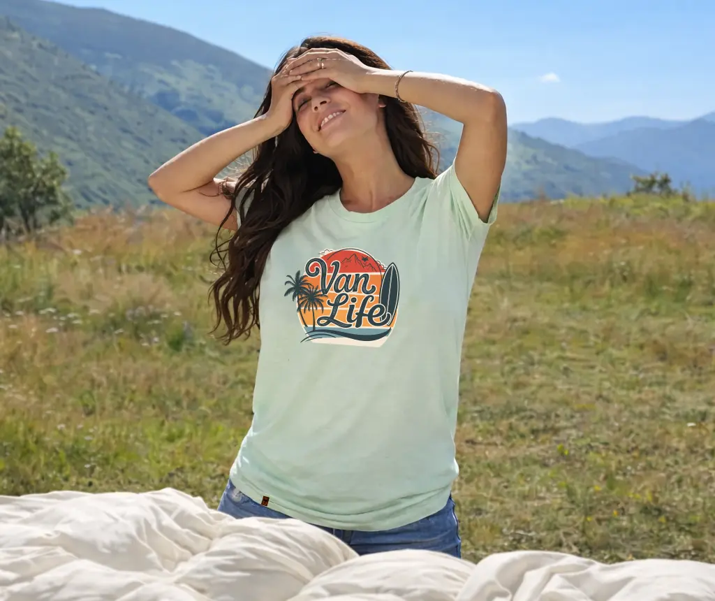 Femme en t-shirt van life avec logo rétro