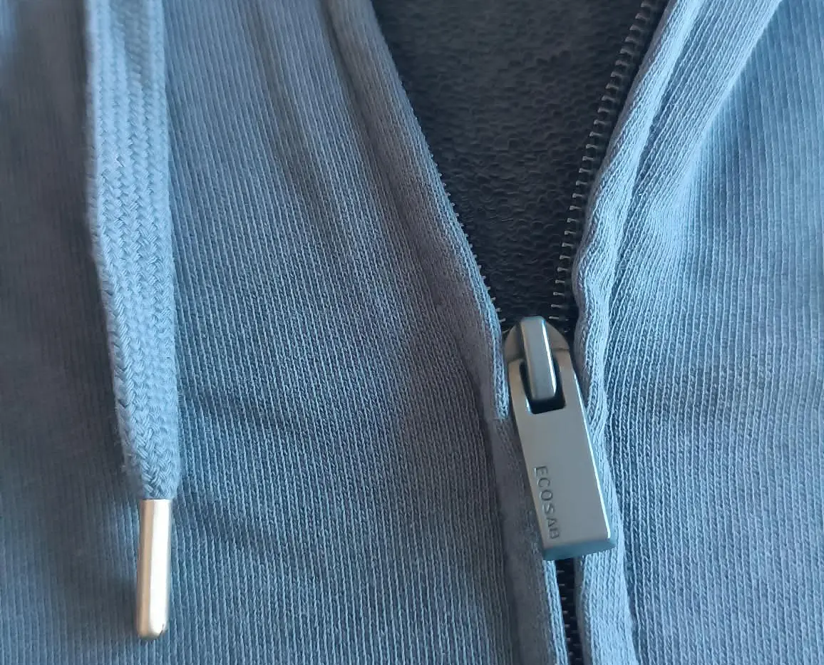 zoom sur femreture zip du sweat vanlife concu en métal recyclé