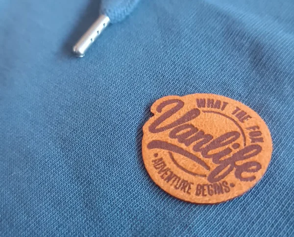 zoom sur écusson patch en suédine Van life de la marque what the fox