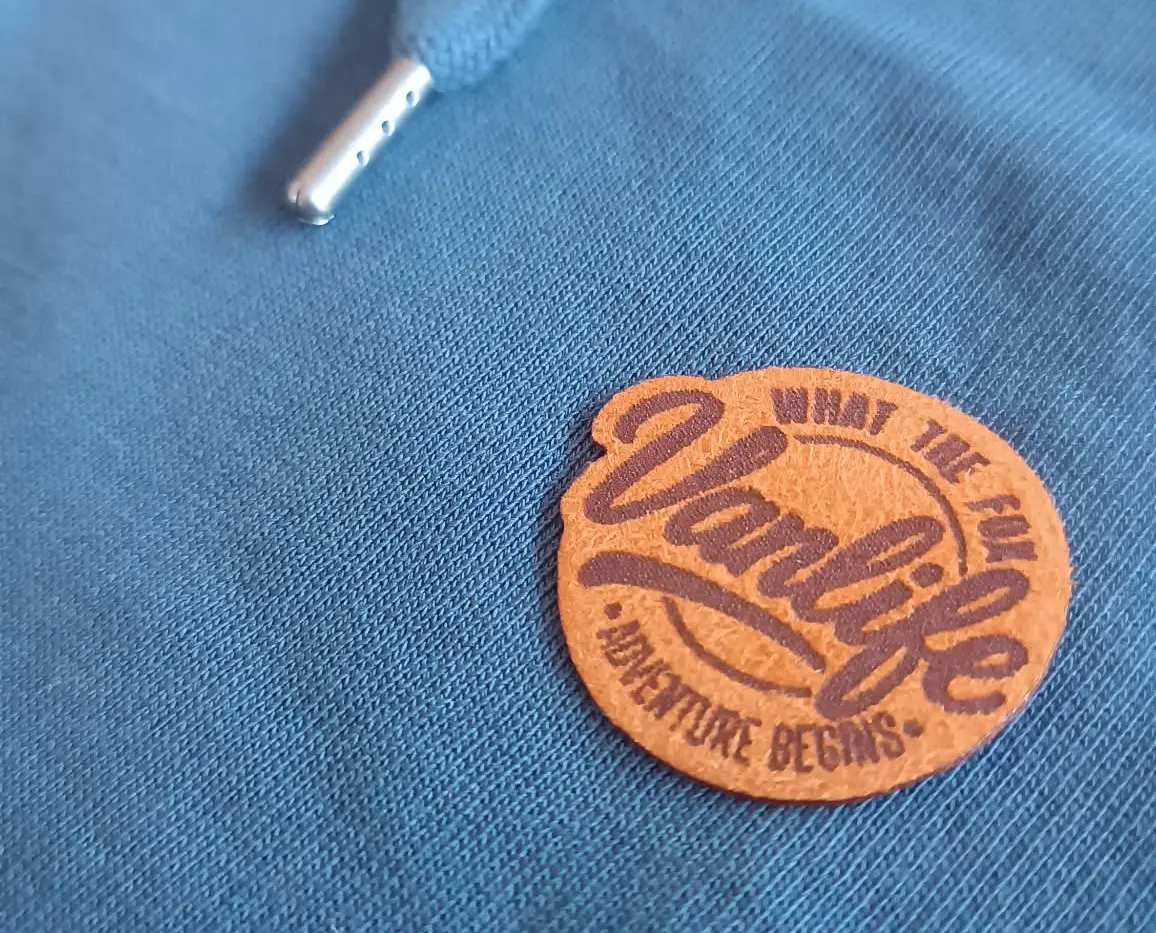 zoom sur écusson patch en suédine Van life de la marque what the fox